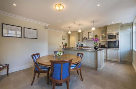 3 bedroom flat to rent - Photo 4