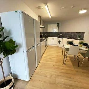 Studio Flat, City Point, L5 - Photo 1