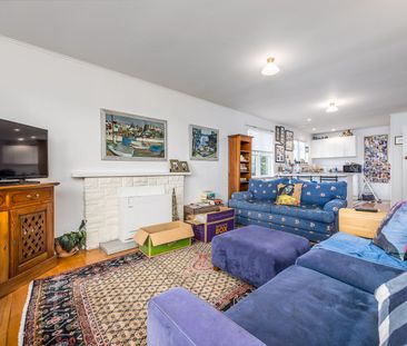 Comfortable Family Living in Sunnynook - Photo 2