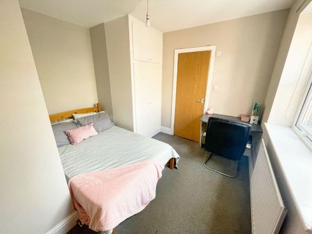 6 bedroom terraced house to rent - Photo 4