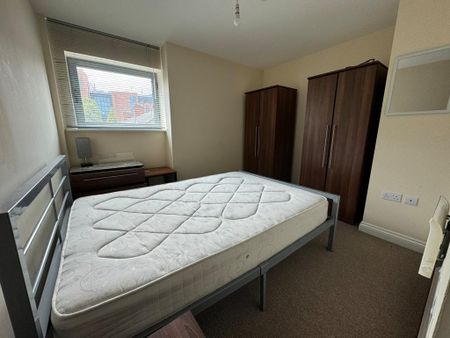 2 bedroom flat to rent - Photo 2