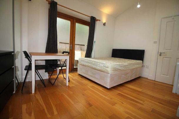 Price £1,200 pcm - Available 31/12/2025 - Furnished - Photo 1