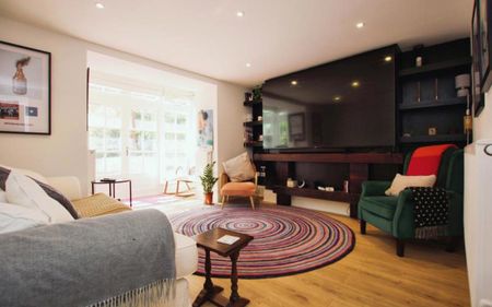 A magnificent two bedroom maisonette in a sought-after area. Offered furnished. - Photo 3