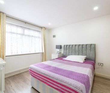 3 bedroom flat to rent - Photo 2