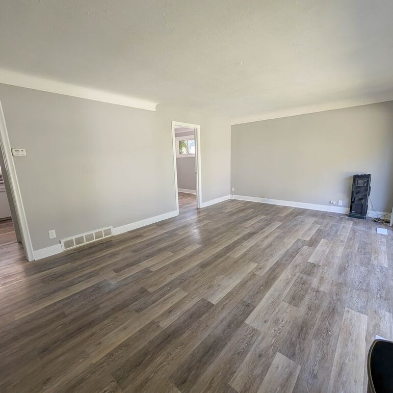 All Inclusive 3 Bedroom + Den Main Unit in St. Catharines!! - Photo 1