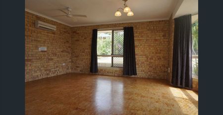 Lowset brick home - wheelchair friendly - Photo 3