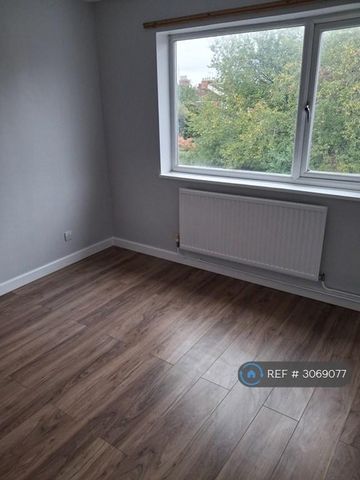 3 bedroom end of terrace house to rent - Photo 4