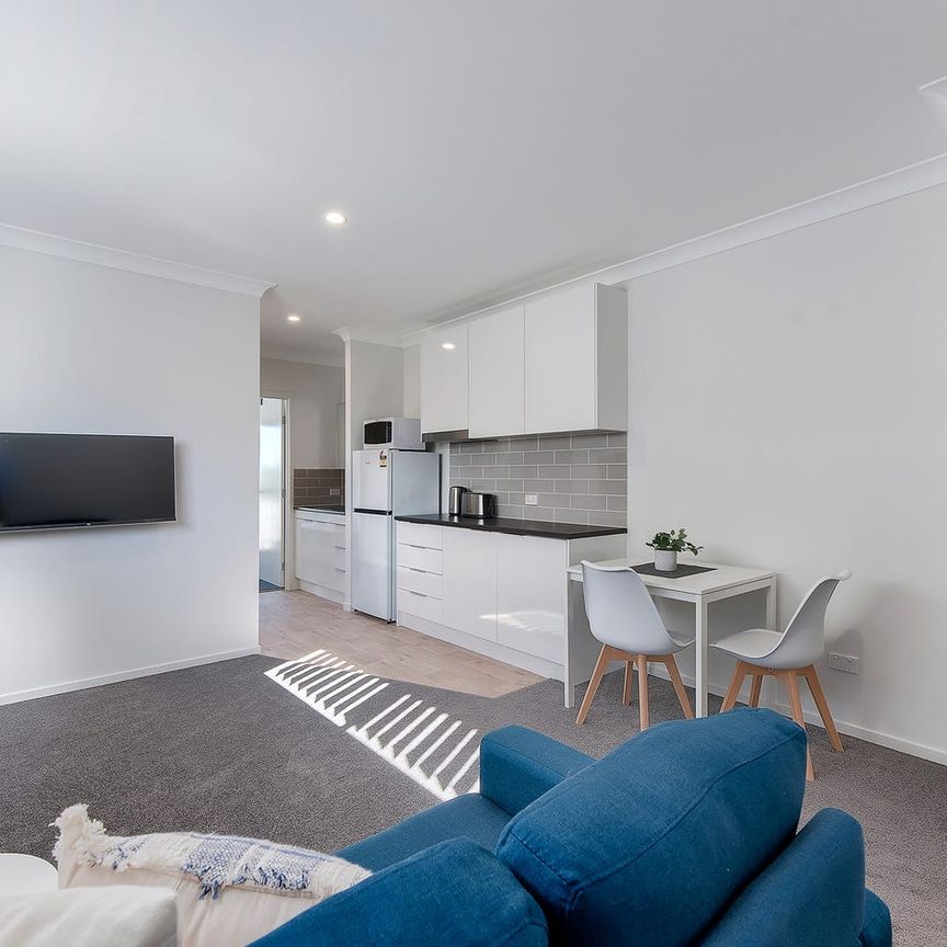 MODERN, FULLY FURNISHED, STUDIO APARTMENT - Photo 1