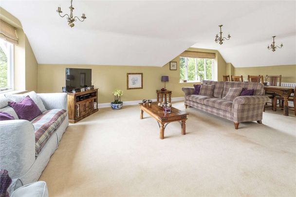 A stunning apartment with a feature turret set in one of the best residential roads in Guildford. - Photo 1