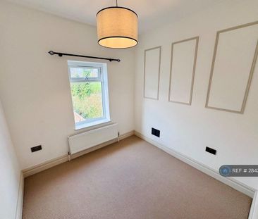 5 bedroom semi-detached house to rent - Photo 3