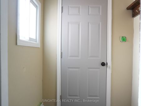 Detached Home For Lease | S8099052 - Photo 4