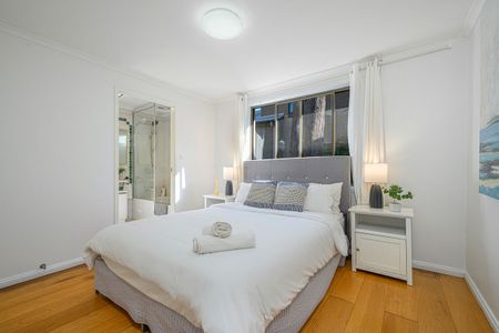 Stunning Three-Bedroom Single Storey Townhouse Just Minutes Away From Chatswood - Photo 5