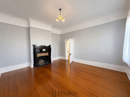 Huge Five Bedroom Home with Enormous Yard & Versatile Living - Photo 5