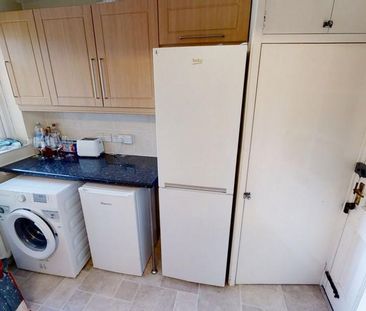 4 bedroom semi-detached house to rent - Photo 3