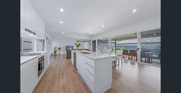 Stunning Hamptons Style Home - Photo 1