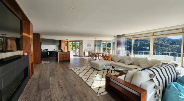 Luxurious Fully Furnished Beachside Home with Stunning Views - Photo 1