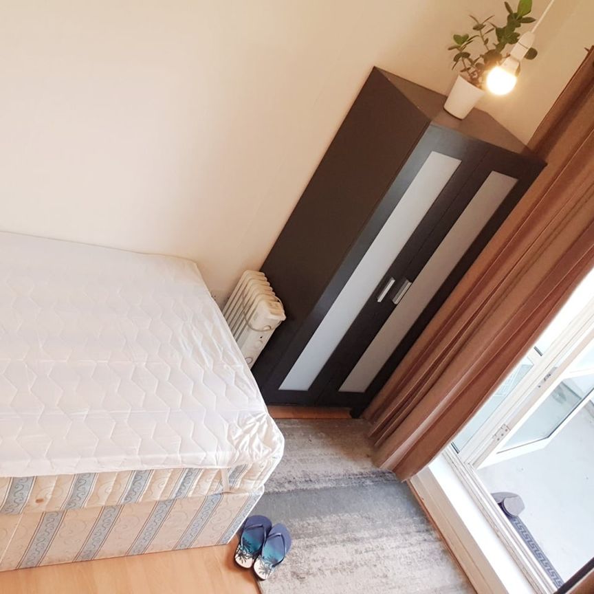 Studio Flat, Berwick House, N2 - Photo 1