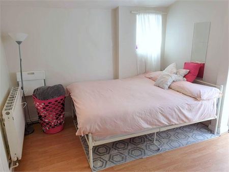 2 bedroom ground floor flat to rent - Photo 2