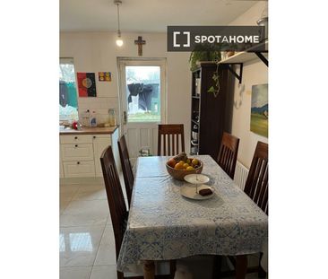 Room for rent in a four-bedroom house in Dublin - Photo 1