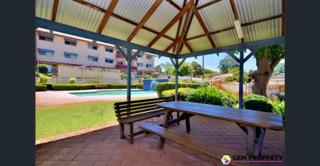 Ground Floor 2x1 Unit - Great Complex! - Photo 2