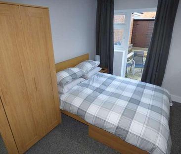 Room With Patio In Stapleford Road, Luton, LU2 - Photo 1