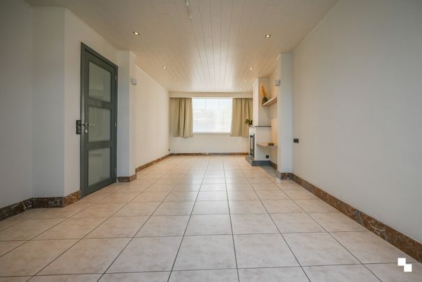 Rijwoning met uitweg achteraan en ruime garage te Izegem - Photo 1