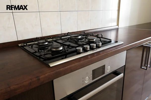 Pronájem prostorného a světlého bytu 3+1 v srdci historických Dejvic u stanice metra Hradčanská - Photo 1