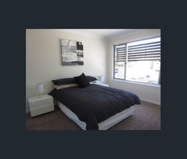 3 BEDROOM FULLY FURNISHED TOWNHOUSE IN GREAT LOCATION!! - Photo 5