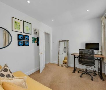 A charming characterful 2 bedroom cottage in a central and sought a... - Photo 6