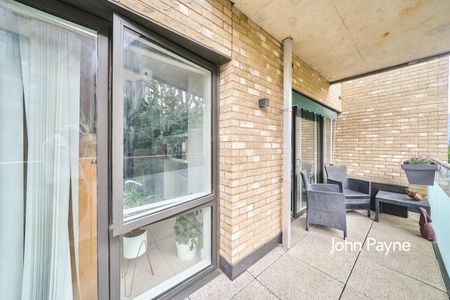 4 Peartree Way, London, SE10 - Photo 2