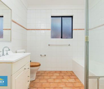 Modern 3 bedroom townhouse. Large, private, sunny courtyard. 3 toil... - Photo 6