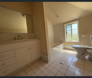 Park‑Side Living in Prime Fitzgibbon Location! - Photo 2