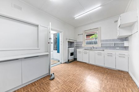 74 Henry Street, Windsor VIC 3181 - House For Rent | Domain - Photo 5