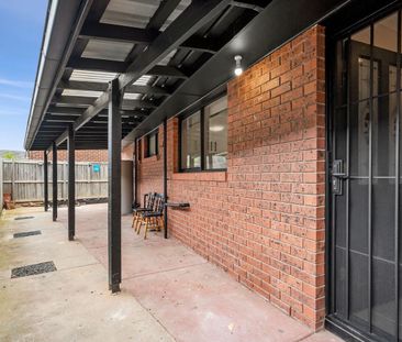 Newly renovated home in fantastic location! - Photo 4