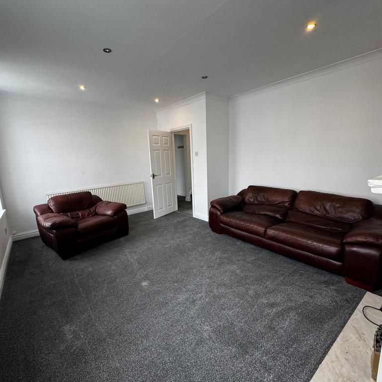 3 bedroom apartment to rent - Photo 1