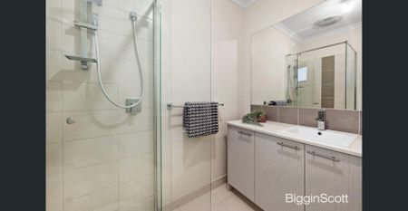 Stylish and Spacious Living in Notting Hill - Photo 4