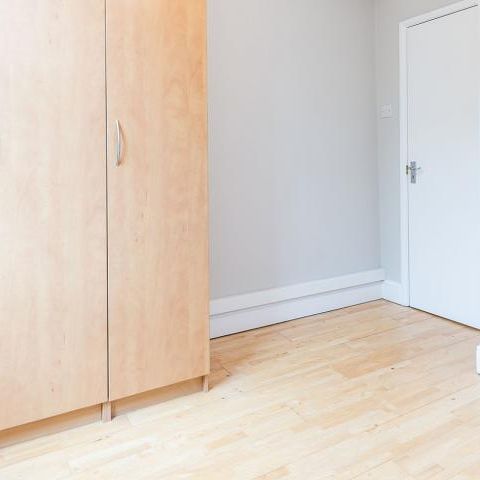 Modern one bed in zone one location mins to tube & shops - Photo 1