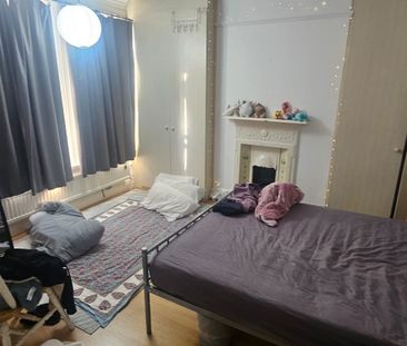 5 Bed - 135 Ash Road, Headingley, Leeds - LS6 3HD - Student - Photo 5