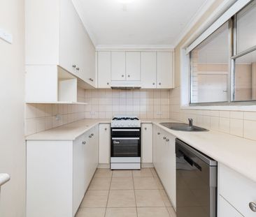 COMFORTABLE 3 BEDROOM HOME - Photo 3