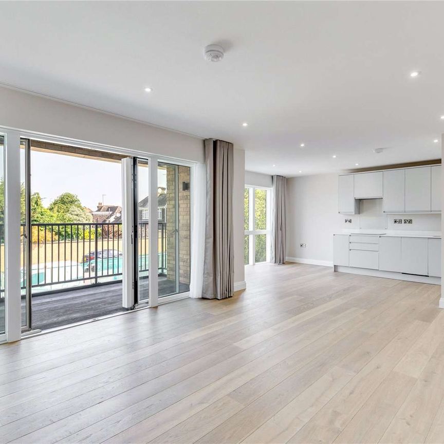 Large 2 bedroom, 1st floor apartment in small new build development with parking - Photo 1