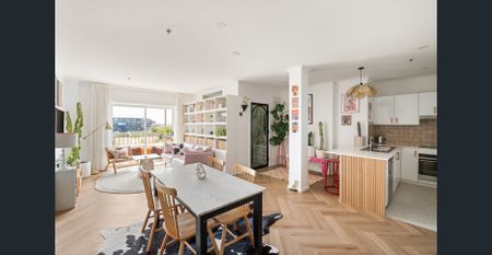 Beautifully Renovated Apartment in the Iconic Goldsbrough Building - Photo 3