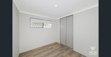 MODERN, STYLISH AND LOW MAINTENANCE 4 BEDROOM HOME! - Photo 4