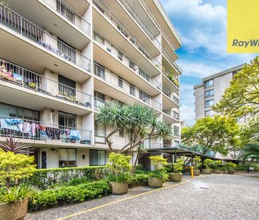 RENOVATED ONE BEDROOM APARTMENT IN THE HEART OF PARRAMATTA CBD. 900... - Photo 3