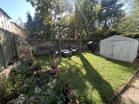 Two Bedroom Spacious Flat for Rent in Surbiton - Photo 5