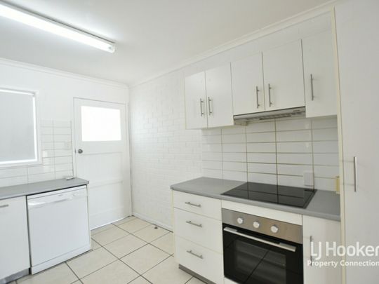 2 BEDROOM UNIT HANDY TO ALL AMENITIES!! - Photo 1