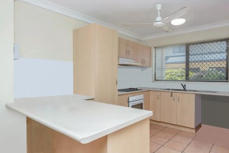 TERRIFIC TOWNHOUSE IN HYDE PARK - Photo 2