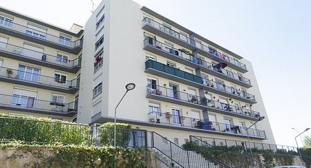 Appartement de type 5, au premier étage, dans résidence calme avec ascenseur,comprenant: un salon, un séjour, une cuisine, 3 chambres fermées, nombreux rangements, balcon. - Photo 3