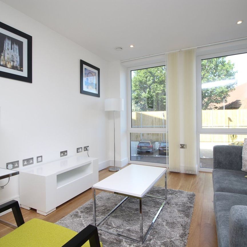 Court Yard, London, SE9 - Photo 1