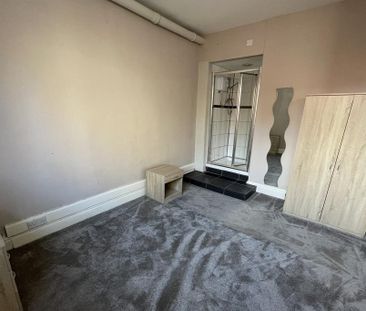 3 bedroom flat to rent - Photo 2