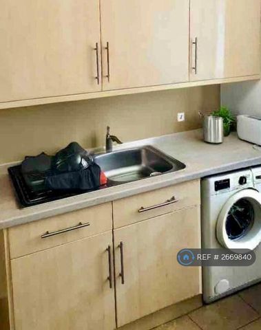 4 bedroom flat to rent - Photo 2